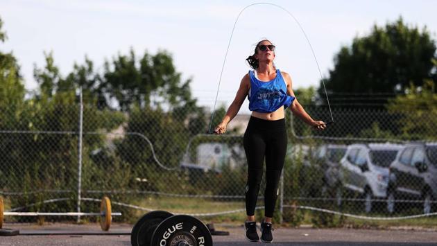 Sammi Simon jumps rope during an outdoor Jetty Gym fitness workout on July 20 in Oceanside, New York. “All our numbers are good. The bad news is, we’ve got to keep them that way,” Bloomberg quoted Governor Andrew Cuomo telling reporters on July 17. “If you don’t do it, the virus will increase.” (Al Bello / Getty Images / AFP)