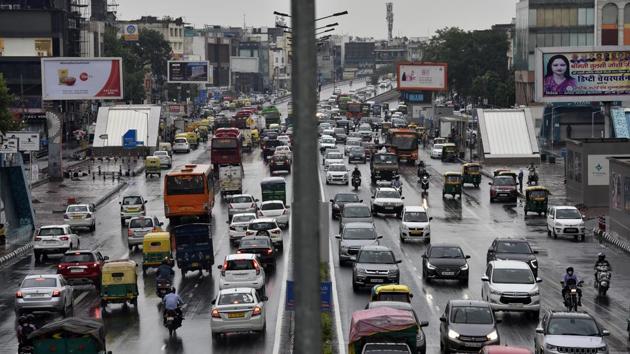 Heavy vehicular movement seen at South Extension in New Delhi on July 21. Survey teams were formed for all the 11 districts of Delhi, and blood samples were collected from 21,387 individuals. (Sanjeev Verma / HT Photo)