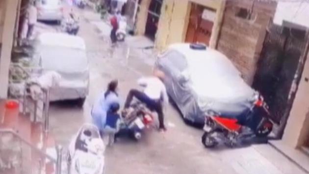 The kidnappers’ bike slipped and its rider fell off after the neighbour tried to overpower him. The two suspects then pushed him and managed to escape from the area.(SCREENGRAB.)