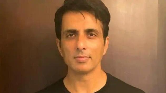 Sonu Sood takes another step in helping migrant workers. Sonu Sood takes another step in helping migrant workers.