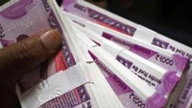 During the session, the domestic unit witnessed high volatility and saw an intra-day high of 74.59 and a low of 74.87 against the American currency.(REUTERS) During the session, the domestic unit witnessed high volatility and saw an intra-day high of 74.59 and a low of 74.87 against the American currency.(REUTERS)