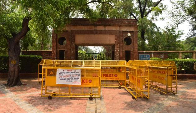 A barricaded entry to the Arts faculty lawn as the university remains closed due to coronavirus outbreak, at Delhi University, in New Delhi, India(Sanchit Khanna/HT PHOTO)