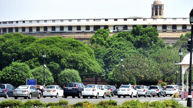 Vehicular traffic near Parliament House in New Delhi. (Arvind Yadav/HT PHOTO) Vehicular traffic near Parliament House in New Delhi. (Arvind Yadav/HT PHOTO)