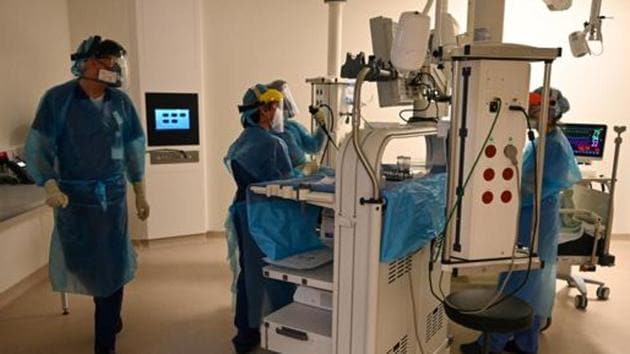 Clinical staff wear personal protective equipment (PPE) while caring for a patient in the Bronchoscopy unit at the Royal Papworth Hospital, operated by the Royal Papworth Hospital NHS Foundation Trust, in Cambridge, UK. (Bloomberg) Clinical staff wear personal protective equipment (PPE) while caring for a patient in the Bronchoscopy unit at the Royal Papworth Hospital, operated by the Royal Papworth Hospital NHS Foundation Trust, in Cambridge, UK. (Bloomberg)