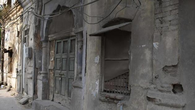 An unsafe building situated in Thapran Mohalla near Daresi ground in Ludhiana on Wednesday.(Harsimar Pal Singh/HT)