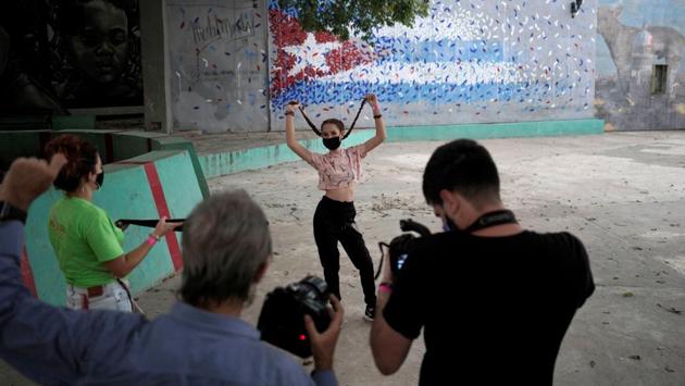 Thaidelen Gonzalez poses during a photo session for her quinceanera (coming-of-age for 15-year-olds) celebration. (REUTERS/Alexandre Meneghini)