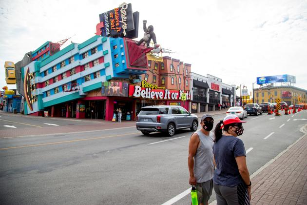 People wearing face masks visit tourist attractions in Niagara Falls, Ontario, Canada July 21, 2020. (REUTERS) People wearing face masks visit tourist attractions in Niagara Falls, Ontario, Canada July 21, 2020. (REUTERS)