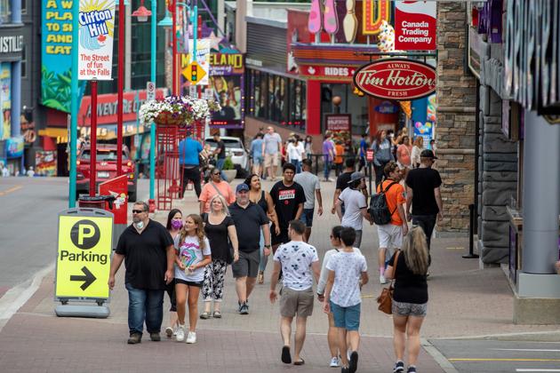 People visit tourist attractions in Niagara Falls, Ontario, Canada July 21, 2020. (REUTERS) People visit tourist attractions in Niagara Falls, Ontario, Canada July 21, 2020. (REUTERS)