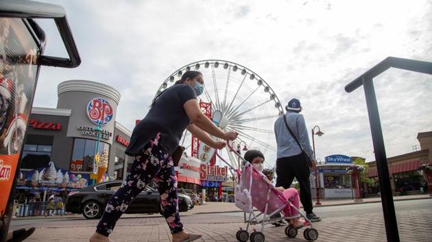 People wearing face masks visit tourist attractions in Niagara Falls, Ontario, Canada July 21, 2020. (REUTERS) People wearing face masks visit tourist attractions in Niagara Falls, Ontario, Canada July 21, 2020. (REUTERS)