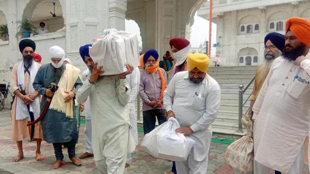 Record being shifted from Gurdwara Ramsar publishing house to the Akal Takht secretariat in Amritsar on Wednesday. (Sameer Sehgal/HT) Record being shifted from Gurdwara Ramsar publishing house to the Akal Takht secretariat in Amritsar on Wednesday. (Sameer Sehgal/HT)