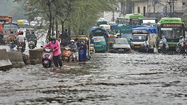 Delhi received this season’s first spell of heavy rains on Sunday which submerged low-lying areas in waist-deep water. (Sanchit Khanna/ Hindustan Times) Delhi received this season’s first spell of heavy rains on Sunday which submerged low-lying areas in waist-deep water. (Sanchit Khanna/ Hindustan Times)