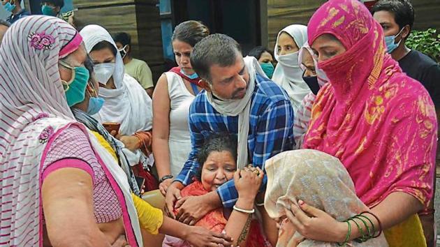 kram Joshi’s family members break down outside the hospital where he was admitted. (S Ali/HT Photo) kram Joshi’s family members break down outside the hospital where he was admitted. (S Ali/HT Photo)