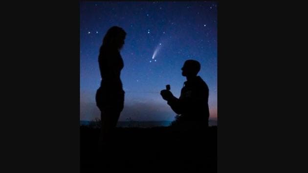 John Nicotera proposing to his now-fiancé Erica in a picture clicked by his friend and photographer T Leach.(Twitter/@YohnnyNic)