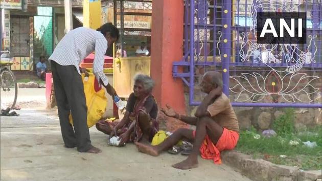 The image shows amilarasan, a tea seller in Alanganallur, Madurai feeding those in need.(Twitter/ANI)