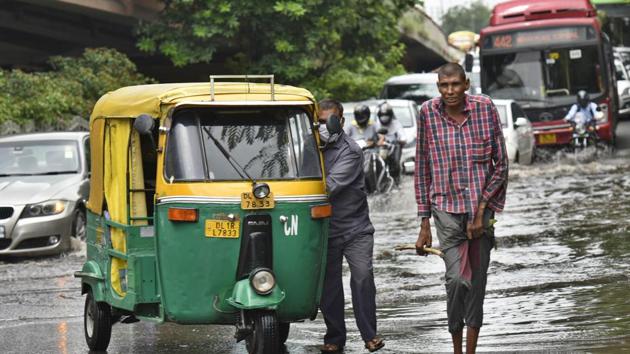 Commuters wade through a waterlogged road after heavy rain, at Moolchand, in New Delhi. (Biplov Bhuyan/HT PHOTO) Commuters wade through a waterlogged road after heavy rain, at Moolchand, in New Delhi. (Biplov Bhuyan/HT PHOTO)