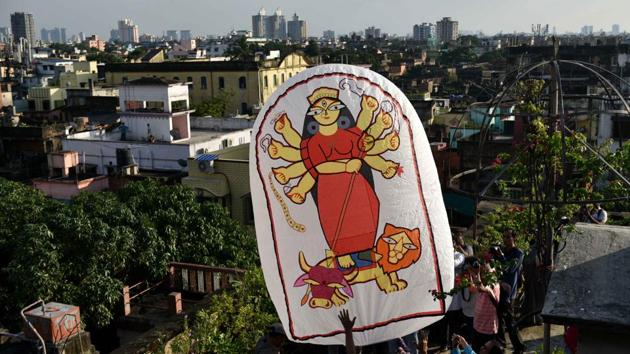 Durga Puja this year is likely to be much toned down one with the Covid-19 protocol in place and the organisers unwilling to spend as much as the earlier years.(HT Photo)