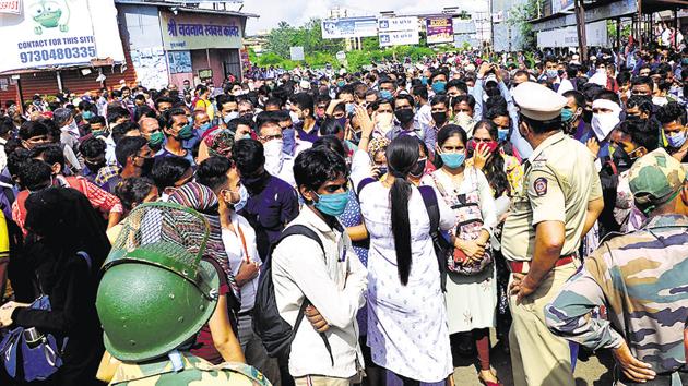 Commuters protested at Nalasopara bus depot and blocked the railway track demanding resumption of regular suburban train services, on Wednesday. (HT Photo) Commuters protested at Nalasopara bus depot and blocked the railway track demanding resumption of regular suburban train services, on Wednesday. (HT Photo)