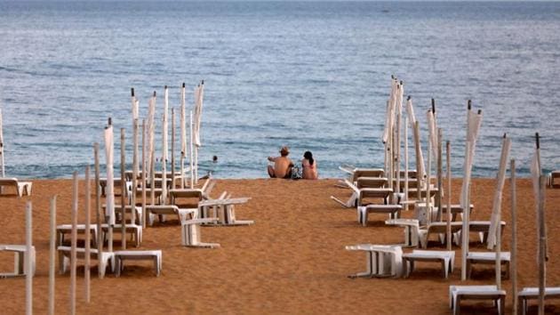 A couple is seen next to empty hammocks during the coronavirus disease (COVID-19) pandemic in downtown Albufeira, Portugal July 20, 2020. (REUTERS) A couple is seen next to empty hammocks during the coronavirus disease (COVID-19) pandemic in downtown Albufeira, Portugal July 20, 2020. (REUTERS)