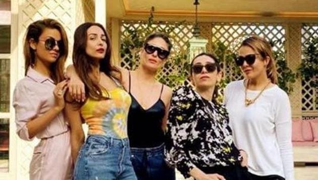 Kareena Kapoor, Malaika Arora with Karisma Kapoor, Amrita Arora and Natasha Poonawala.