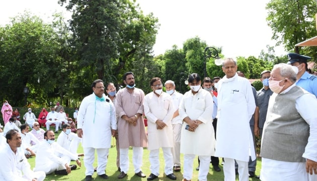 Rajasthan governor Kalraj Mishra (extreme right) meet CM Ashok Gehlot and the MLAs supporting him, at Raj Bhawan, July 24, 2020.(HT Photo)