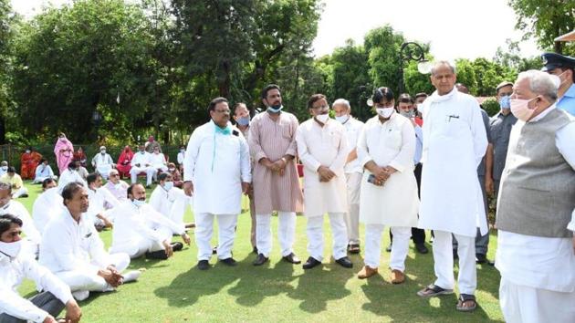 Earlier on Friday, Gehlot accompanied by Congress legislators supporting him visited Governor Kalraj Mishra to urge him to convene the Rajasthan assembly by Monday and let him face a floor test.(HT PHOTO.)