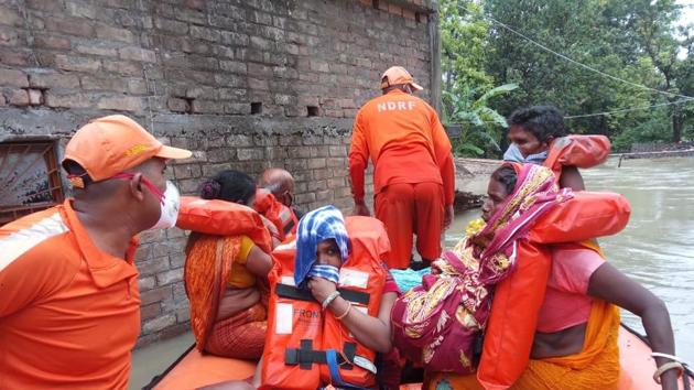 NDRF personnel rescuing people in Bihar’s East Champaran district on Friday after the Gandak river breached an embankment.(HT Photo) NDRF personnel rescuing people in Bihar’s East Champaran district on Friday after the Gandak river breached an embankment.(HT Photo)
