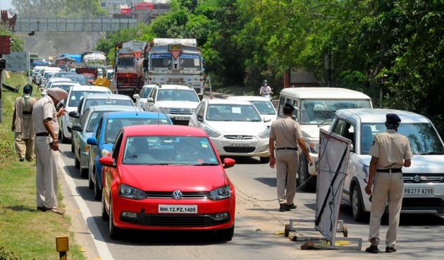 Chandigarh Police checking vehicles entering the city from other states at the Zirakpur border on Thursday. (Keshav Singh/HT) Chandigarh Police checking vehicles entering the city from other states at the Zirakpur border on Thursday. (Keshav Singh/HT)