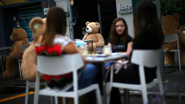 Teddy bears are pictured on the tables to maintain social distancing measures at Jaso Bakery restaurant during the start of the gradual reopening of commercial activities in Mexico City, as the coronavirus disease (COVID-19) outbreak continues, Mexico July 23, 2020. (REUTERS/Edgard Garrido) Teddy bears are pictured on the tables to maintain social distancing measures at Jaso Bakery restaurant during the start of the gradual reopening of commercial activities in Mexico City, as the coronavirus disease (COVID-19) outbreak continues, Mexico July 23, 2020. (REUTERS/Edgard Garrido)