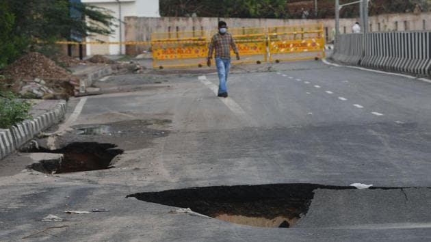 A portion of a road caved in near Mahipalpur underpass after heavy rain, in New Delhi. (Vipin Kumar/HT PHOTO) A portion of a road caved in near Mahipalpur underpass after heavy rain, in New Delhi. (Vipin Kumar/HT PHOTO)