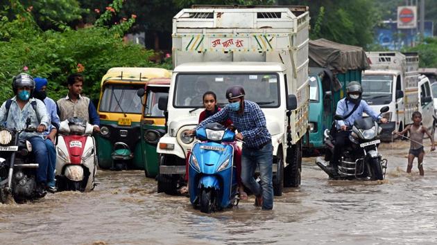 Commuters wade through a water logged road at Jawaharlal Nehru Marg after heavy rain in New Delhi. (Sonu Mehta/HT PHOTO) Commuters wade through a water logged road at Jawaharlal Nehru Marg after heavy rain in New Delhi. (Sonu Mehta/HT PHOTO)