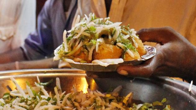 Piping hot moong dal pakodas are a favourite, especially during the rains.(Photo: Sanchit Khanna/HT)