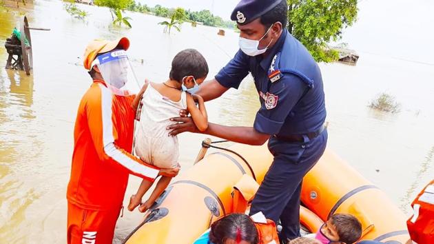 Members of the NDRF team during a rescue operation at the flood affected Champaran district, in Patna, Bihar, on July 23 2020.(Santosh Kumar/HT Photo) Members of the NDRF team during a rescue operation at the flood affected Champaran district, in Patna, Bihar, on July 23 2020.(Santosh Kumar/HT Photo)