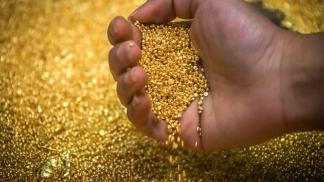 A worker checks gold granules at the ABC Refinery smelter in Sydney, New South Wales in Australia(Bloomberg File Photo)