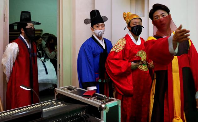 Models are seen during a rehearsal for a fashion show, wearing masks as a measure to avoid the spread of the coronavirus disease (COVID-19), in Seoul, South Korea July 24, 2020. (REUTERS)