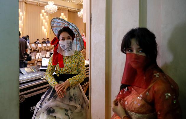 Models are seen during a rehearsal for a fashion show, wearing masks as a measure to avoid the spread of the coronavirus disease (COVID-19), in Seoul, South Korea July 24, 2020. (REUTERS)