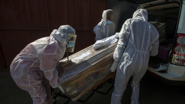 Funeral home workers in protective suits carry the coffin of a woman who died from COVID-19 in Katlehong, on July 21. South Africa, last Saturday became one of the top five worst-hit countries in the coronavirus pandemic, as breathtaking new infection numbers around the world were a reminder that a return to normal life is still far from sight. (Themba Hadebe / AP) Funeral home workers in protective suits carry the coffin of a woman who died from COVID-19 in Katlehong, on July 21. South Africa, last Saturday became one of the top five worst-hit countries in the coronavirus pandemic, as breathtaking new infection numbers around the world were a reminder that a return to normal life is still far from sight. (Themba Hadebe / AP)