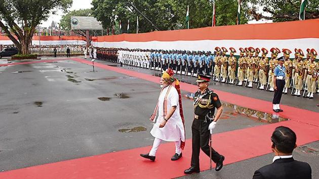 Prime Minister Narendra Modi inspects the guard of honour during the 73rd Independence Day celebrations at the historic Red Fort, in New Delhi.(Vipin Kumar/ Hindustan Times)