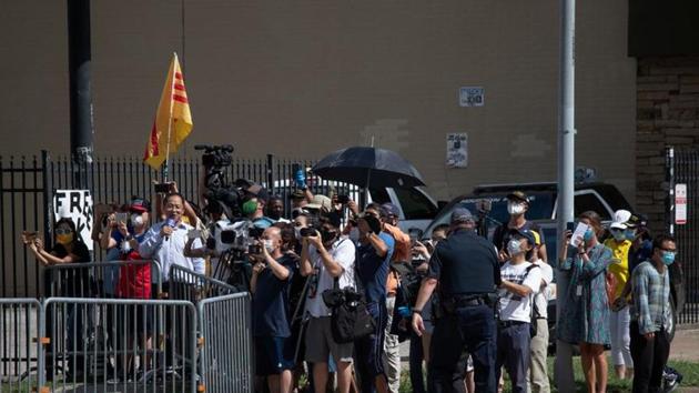 Activists and media stand behind barricades after the closure of China’s Consulate n Houston, Texas, US, July 24, 2020. (REUTERS) Activists and media stand behind barricades after the closure of China’s Consulate n Houston, Texas, US, July 24, 2020. (REUTERS)