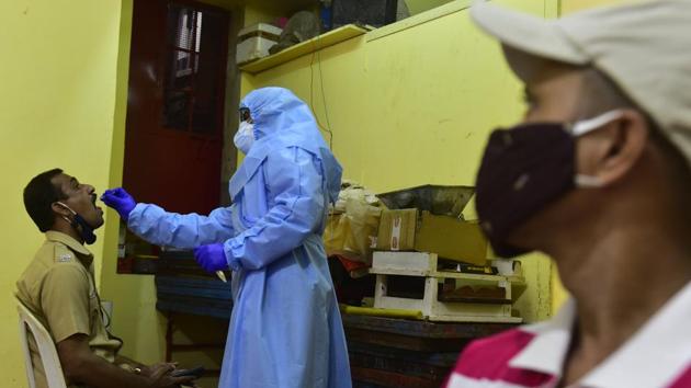 BMC medical staff conduct a screening and swab test of a policeman in Dadar west, Mumbai. (Anshuman Poyrekar/HT Photo) BMC medical staff conduct a screening and swab test of a policeman in Dadar west, Mumbai. (Anshuman Poyrekar/HT Photo)