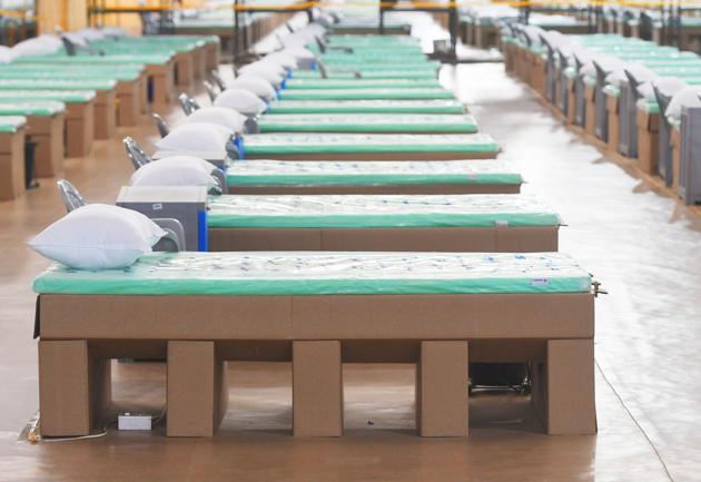A row of cardboard beds seen inside the Radha Soami Satsang Beas Covid Care Centre in Chhatarpur, New Delhi. (Vipin Kumar/HT PHOTO) A row of cardboard beds seen inside the Radha Soami Satsang Beas Covid Care Centre in Chhatarpur, New Delhi. (Vipin Kumar/HT PHOTO)