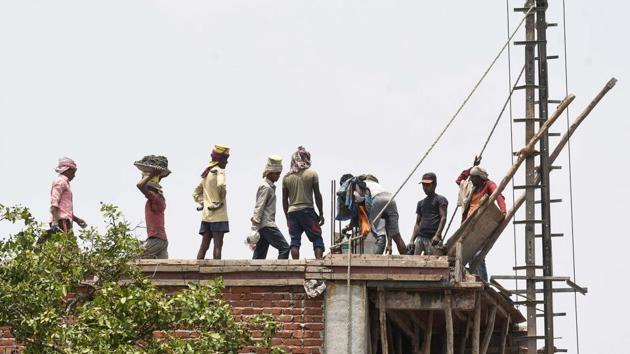 Construction workers at a building site near Dishad Garden in New Delhi.(Biplov Bhuyan/HT PHOTO)