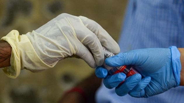 A doctor takes sample collection tubes from a colleague in Mumbai on July 23. A dissection of data shows that Maharashtra has reported the highest number of cases at 366,368 followed by Tamil Nadu at 206,737 cases and Delhi at 129,531. Karnataka, Andhra Pradesh , Uttar Pradesh, West Bengal, and Gujarat make up for other major contributors as per HT’s tally. (Indranil Mukherjee / AFP) A doctor takes sample collection tubes from a colleague in Mumbai on July 23. A dissection of data shows that Maharashtra has reported the highest number of cases at 366,368 followed by Tamil Nadu at 206,737 cases and Delhi at 129,531. Karnataka, Andhra Pradesh , Uttar Pradesh, West Bengal, and Gujarat make up for other major contributors as per HT’s tally. (Indranil Mukherjee / AFP)