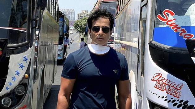 Sonu Sood while sending off 350 migrant workers to their native places in Karnataka.(PTI) Sonu Sood while sending off 350 migrant workers to their native places in Karnataka.(PTI)