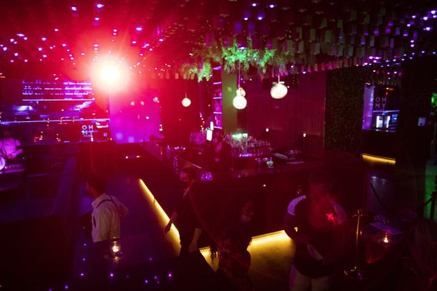 People gather in a discotheque in Madrid, Spain, early Saturday, July 25, 2020. Nightlife is becoming the new target of Spanish authorities attempting to contain a spike in coronavirus infections since the country ended a lockdown. (AP) People gather in a discotheque in Madrid, Spain, early Saturday, July 25, 2020. Nightlife is becoming the new target of Spanish authorities attempting to contain a spike in coronavirus infections since the country ended a lockdown. (AP)