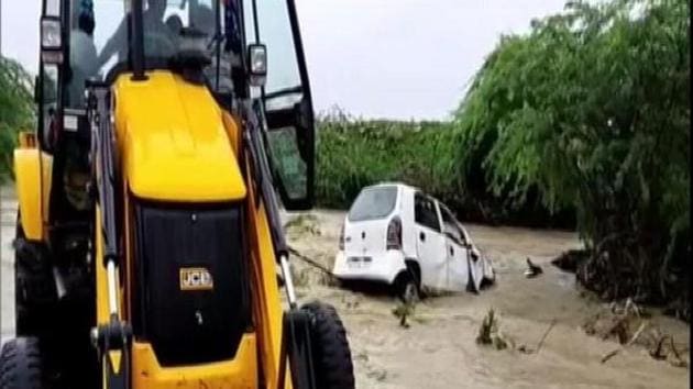 Police rescued two persons who were travelling in the same vehicle but one woman is missing.(ANI Photo) Police rescued two persons who were travelling in the same vehicle but one woman is missing.(ANI Photo)