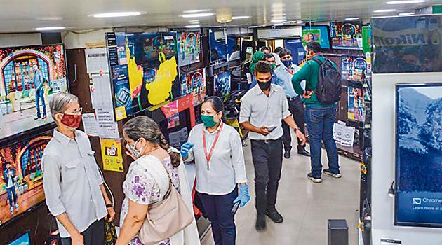 People at an electronic shop on Tilak road in Pune on Saturday.(Milind Saurkar/HT Photo)