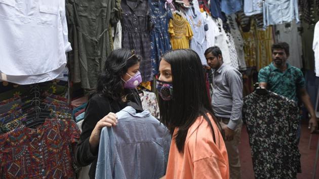 Youngsters wearing protective masks shop at Janpath Market to get some fashionable outfits.(Photo: Burhaan Kinu/HT)