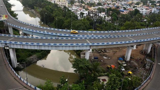 A lone yellow taxi cab drives along Ultadanga - EM Bypass Flyover during a twice-a-week lockdown against coronavirus in Kolkata, West Bengal on Saturday.(Samir Jana/HT Photo)