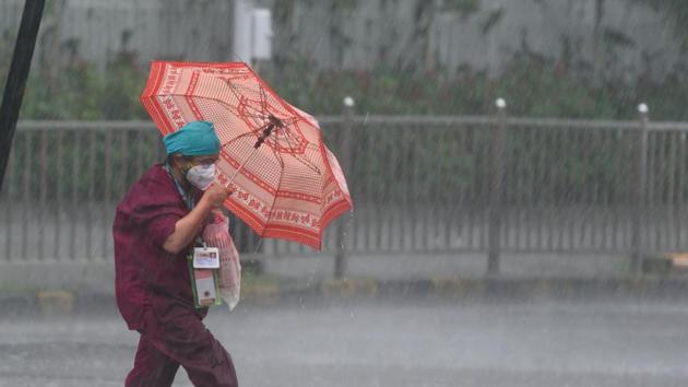 File photo: People deal with rain at Dadar in Mumbai, Maharashtra.(Satish Bate/HT Photo) File photo: People deal with rain at Dadar in Mumbai, Maharashtra.(Satish Bate/HT Photo)
