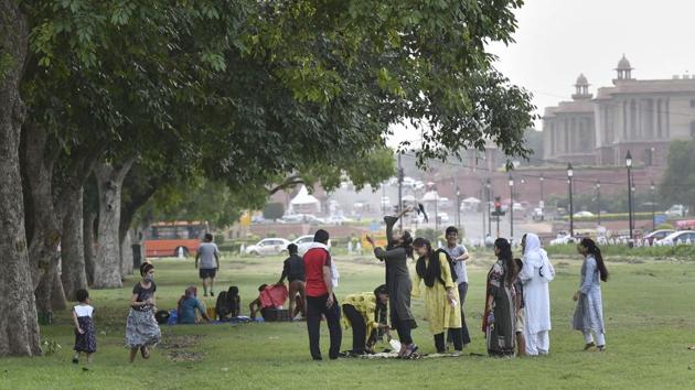 People attempt to pluck 'jamun' from at tree in the lawns near India Gate, during Unlock 2.0, in New Delhi, Monday, July 13, 2020. (PTI) People attempt to pluck 'jamun' from at tree in the lawns near India Gate, during Unlock 2.0, in New Delhi, Monday, July 13, 2020. (PTI)